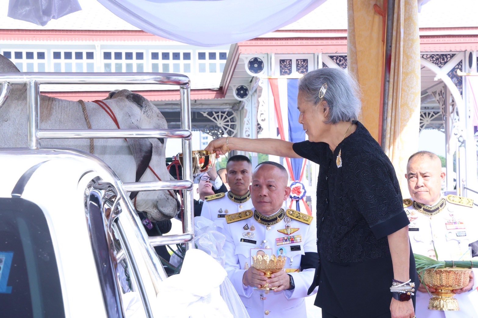 LINE ALBUM swasdi pi him25699.1.69 260112 5