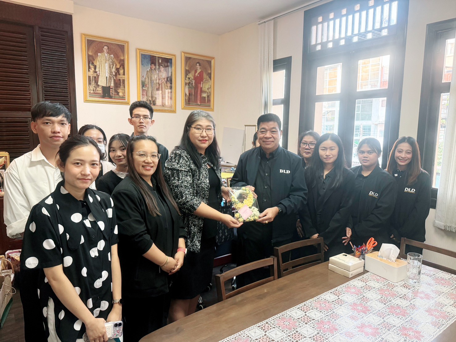 LINE ALBUM swasdi pi him25699.1.69 260112 5