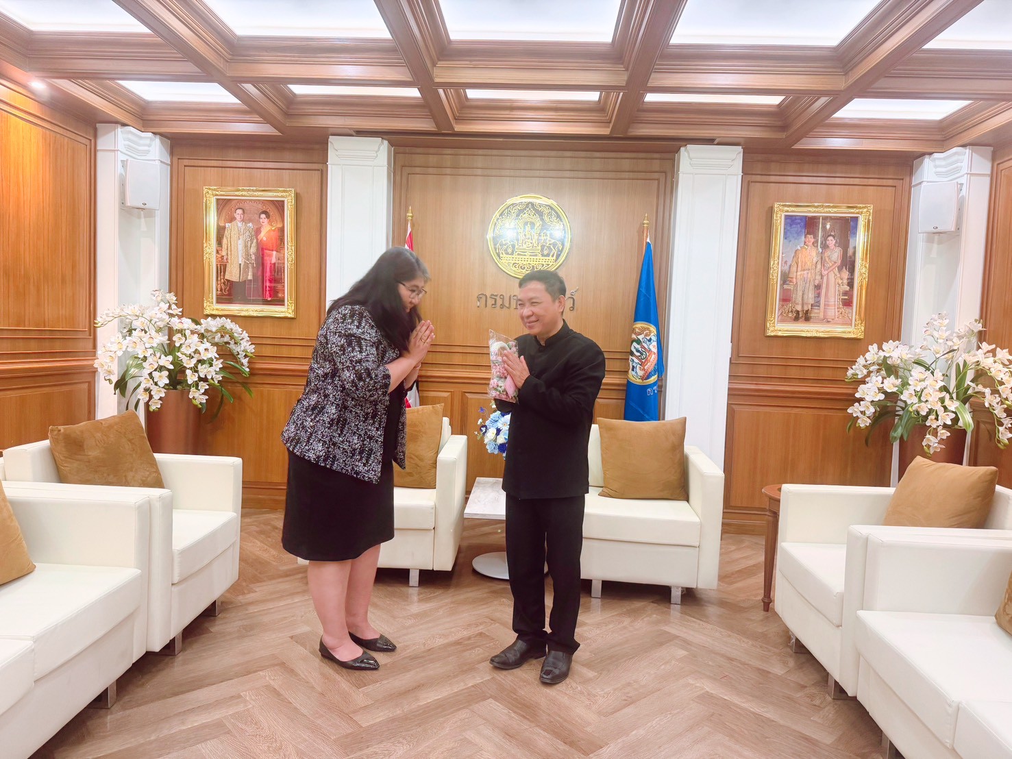 LINE ALBUM swasdi pi him25699.1.69 260112 60